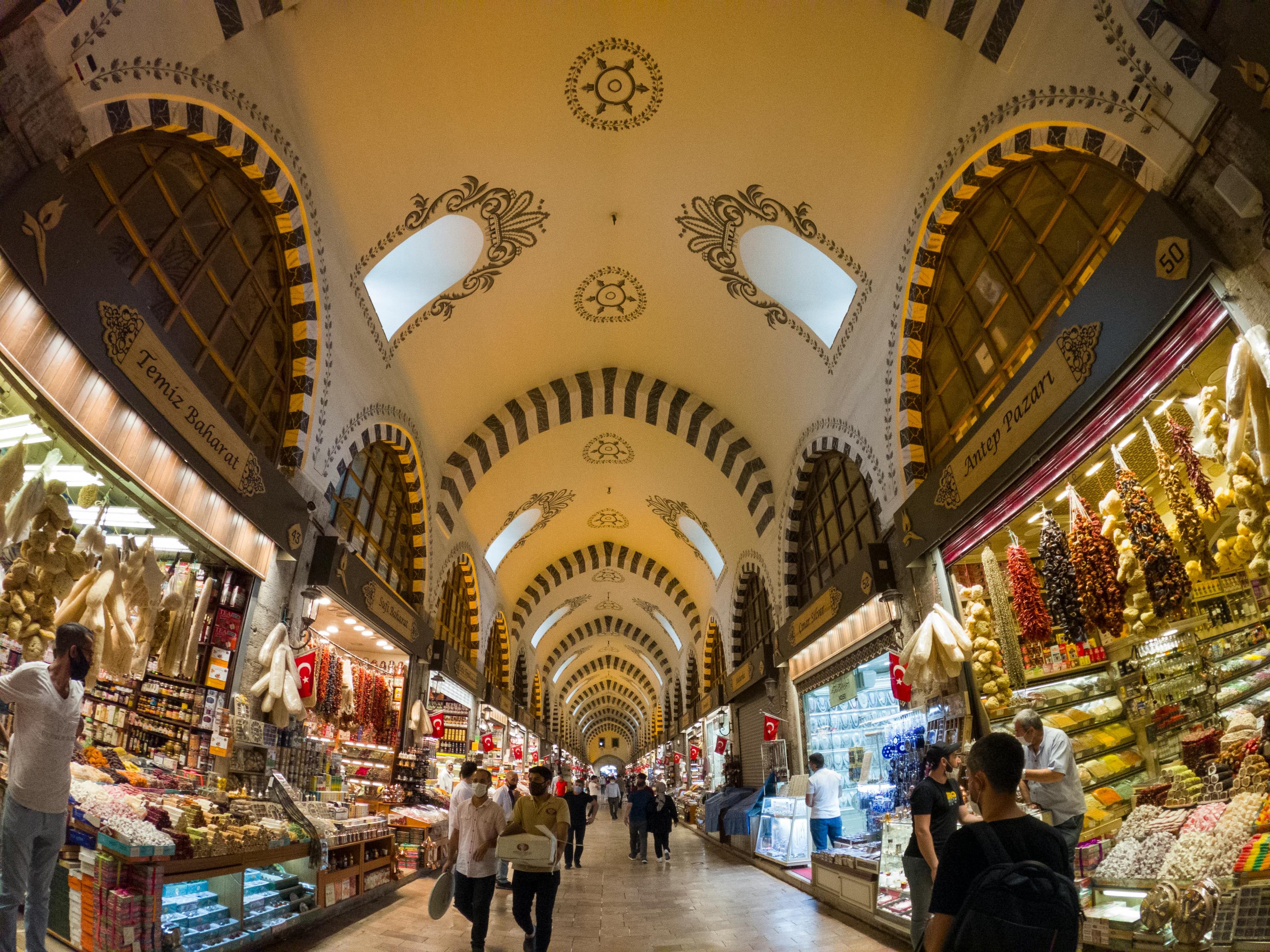 Exploring the Spice Bazaar in Istanbul – A Colorful Journey Through Fragrance and Flavor