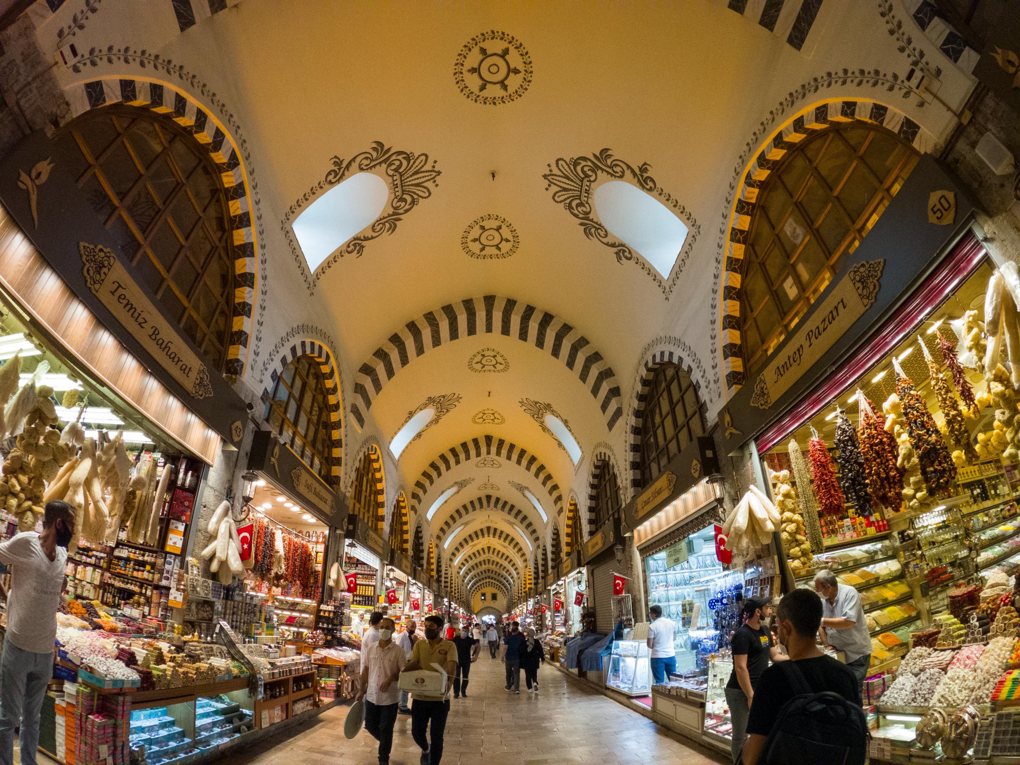 Exploring the Spice Bazaar in Istanbul – A Colorful Journey Through Fragrance and Flavor